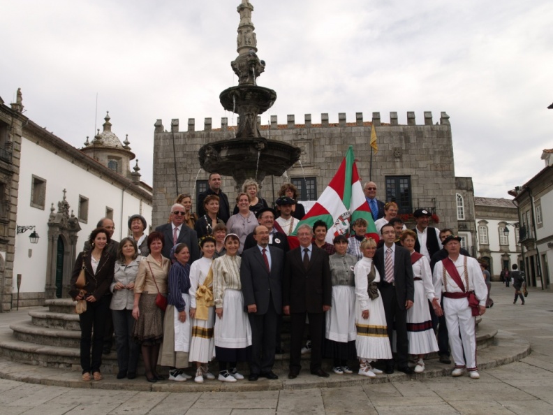 10-ans-jumelage-viana-do-castello-photo-de-famille_26683975382_o.jpg